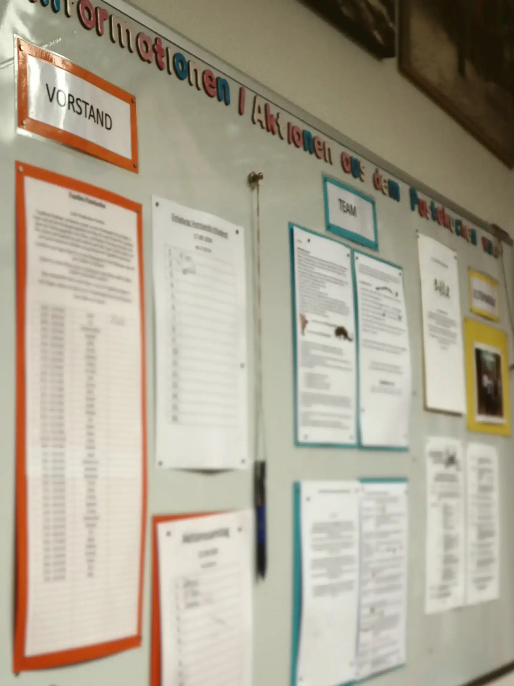 Organisierte Pinnwand mit Informationen und Dokumenten. Die Infotafel hält Eltern über aktuelle Termine und wichtige Mitteilungen auf dem Laufenden.