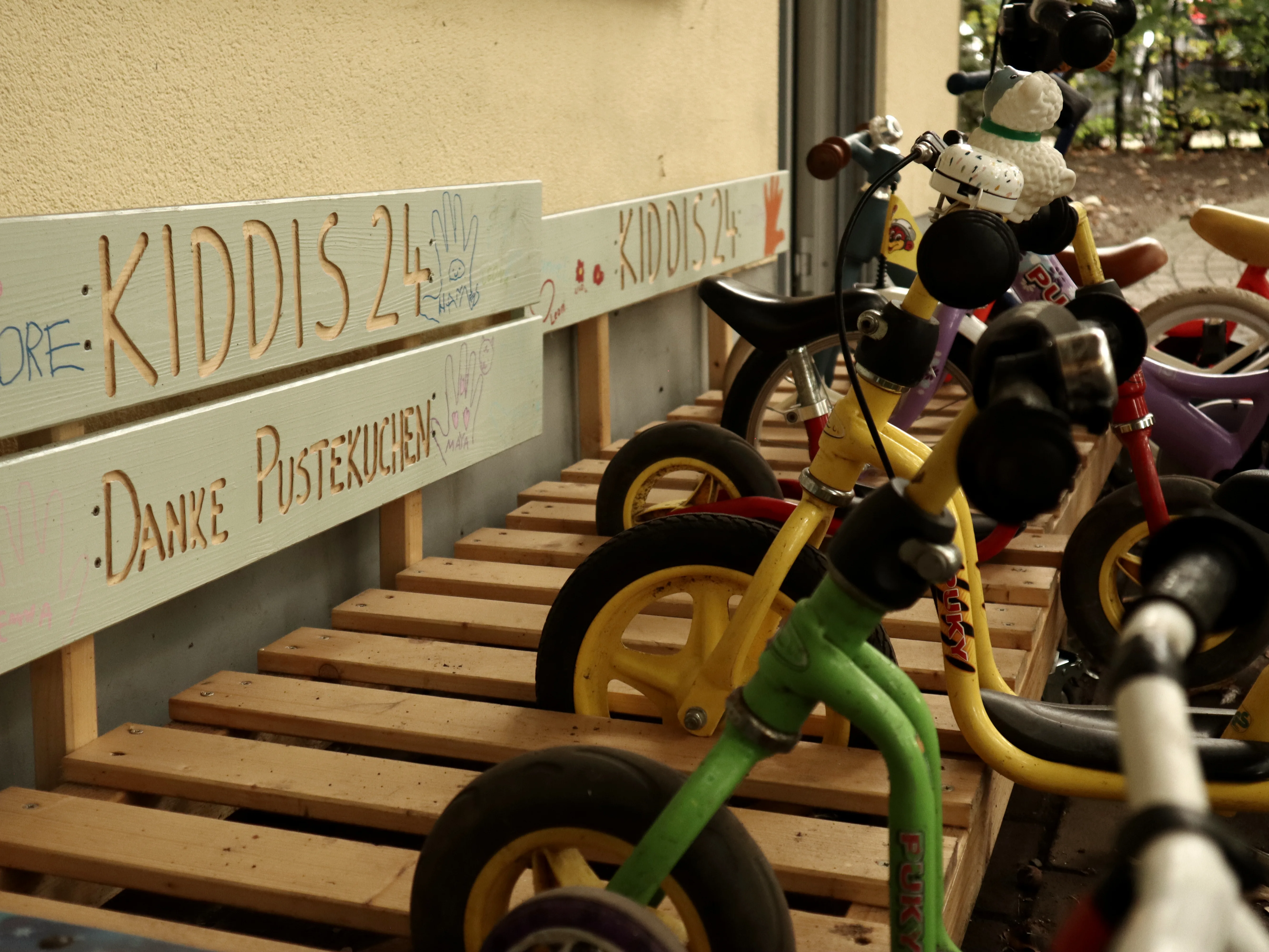 Selbstgebauter Fahrradständer mit Kinderfahrrädern