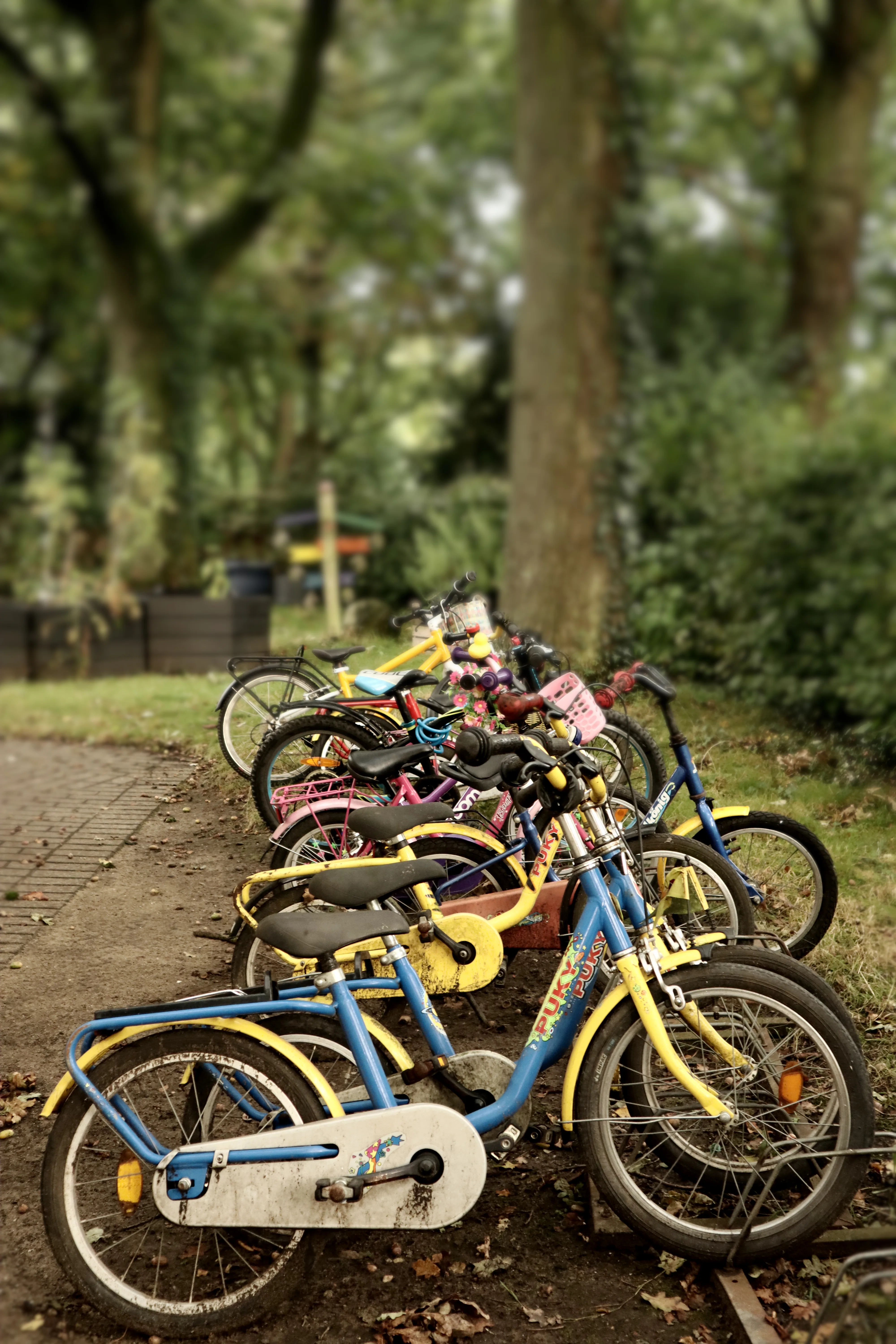 Viele bunte Fahrräder im Außenbereich der Kita.