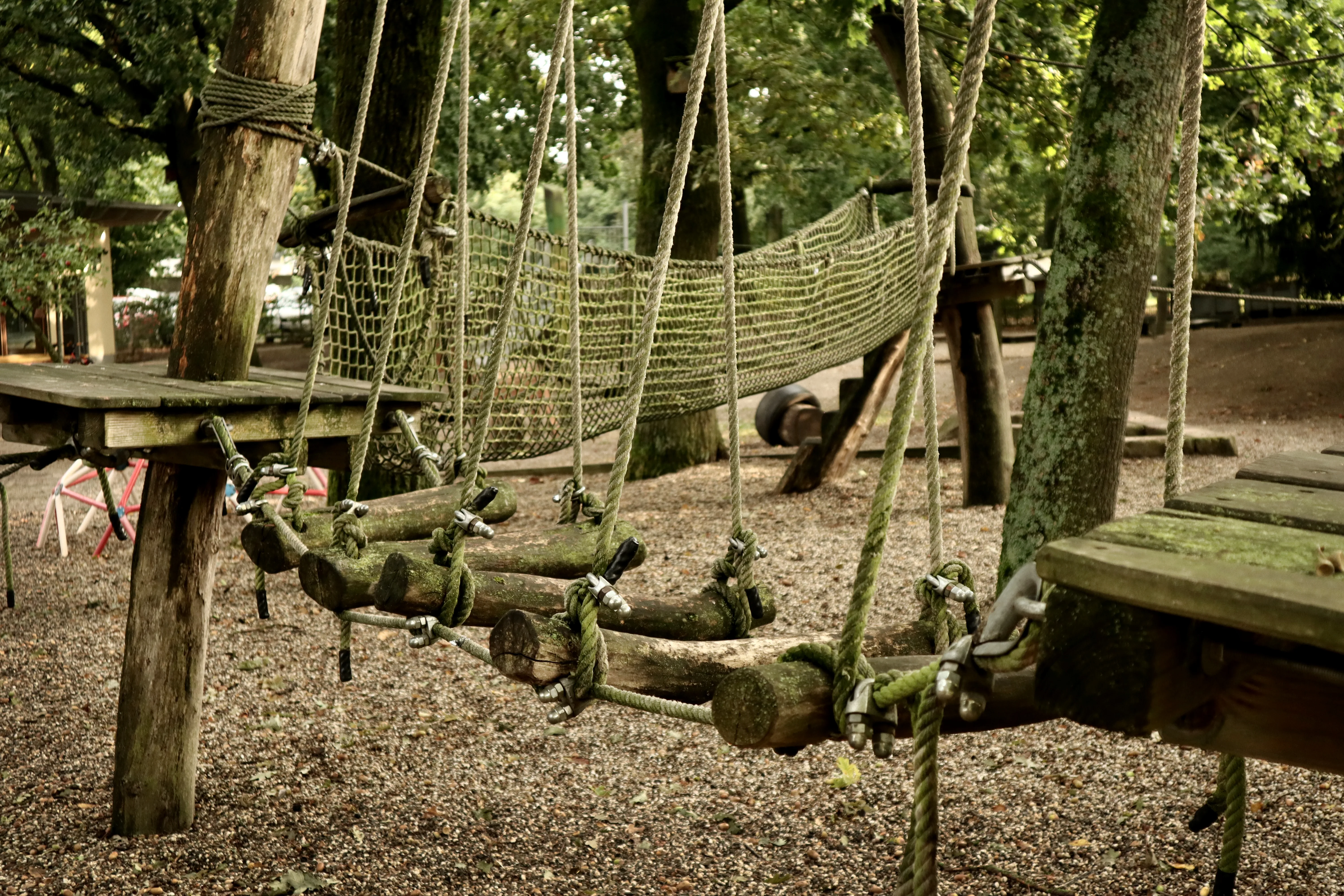 Niedrigseilgarten im außenbereich der Kita.