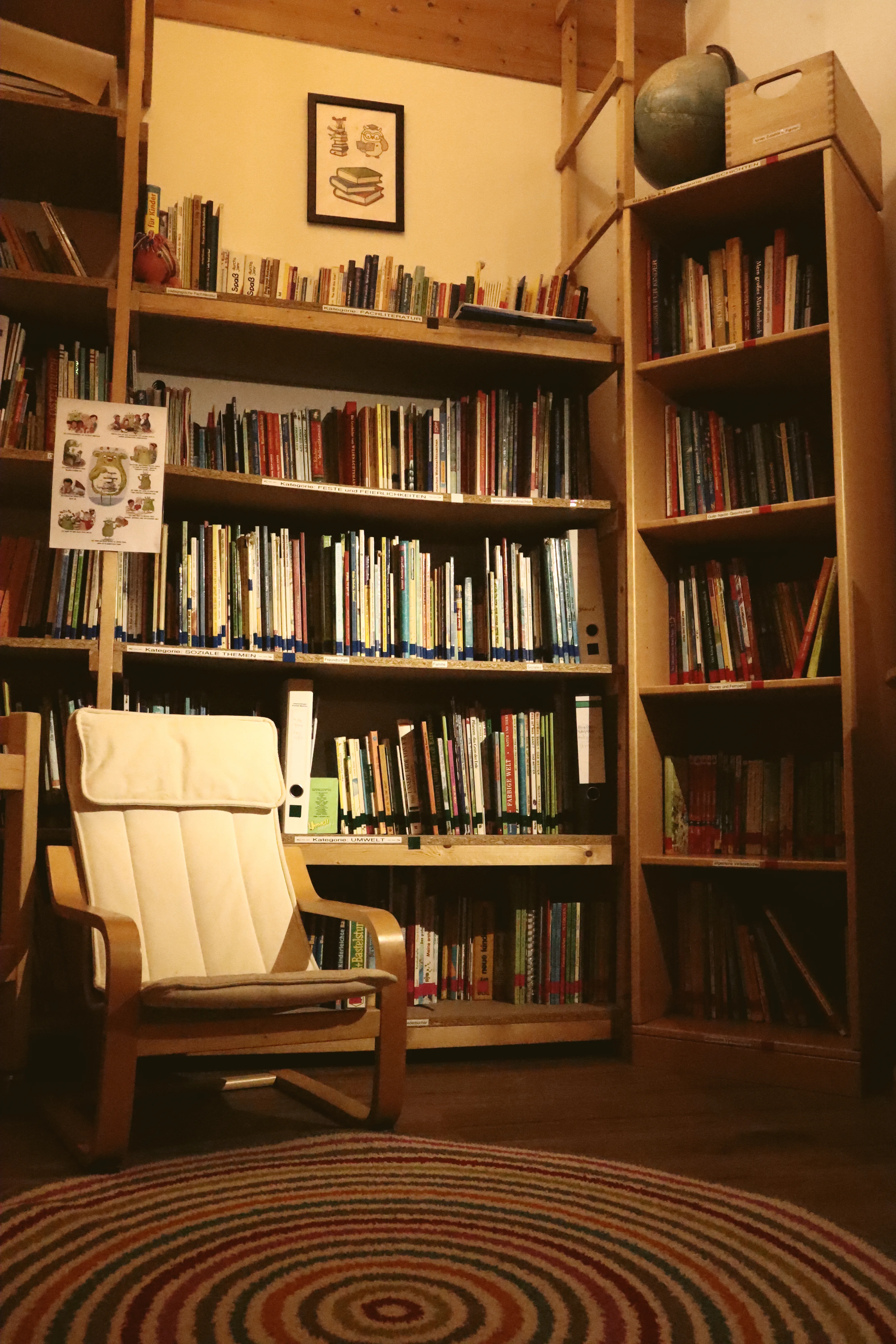 Gut bestücktes Bücherregal mit vielfältiger Kinderliteratur.